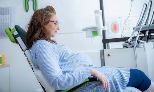 Pregnant women at the dentist
