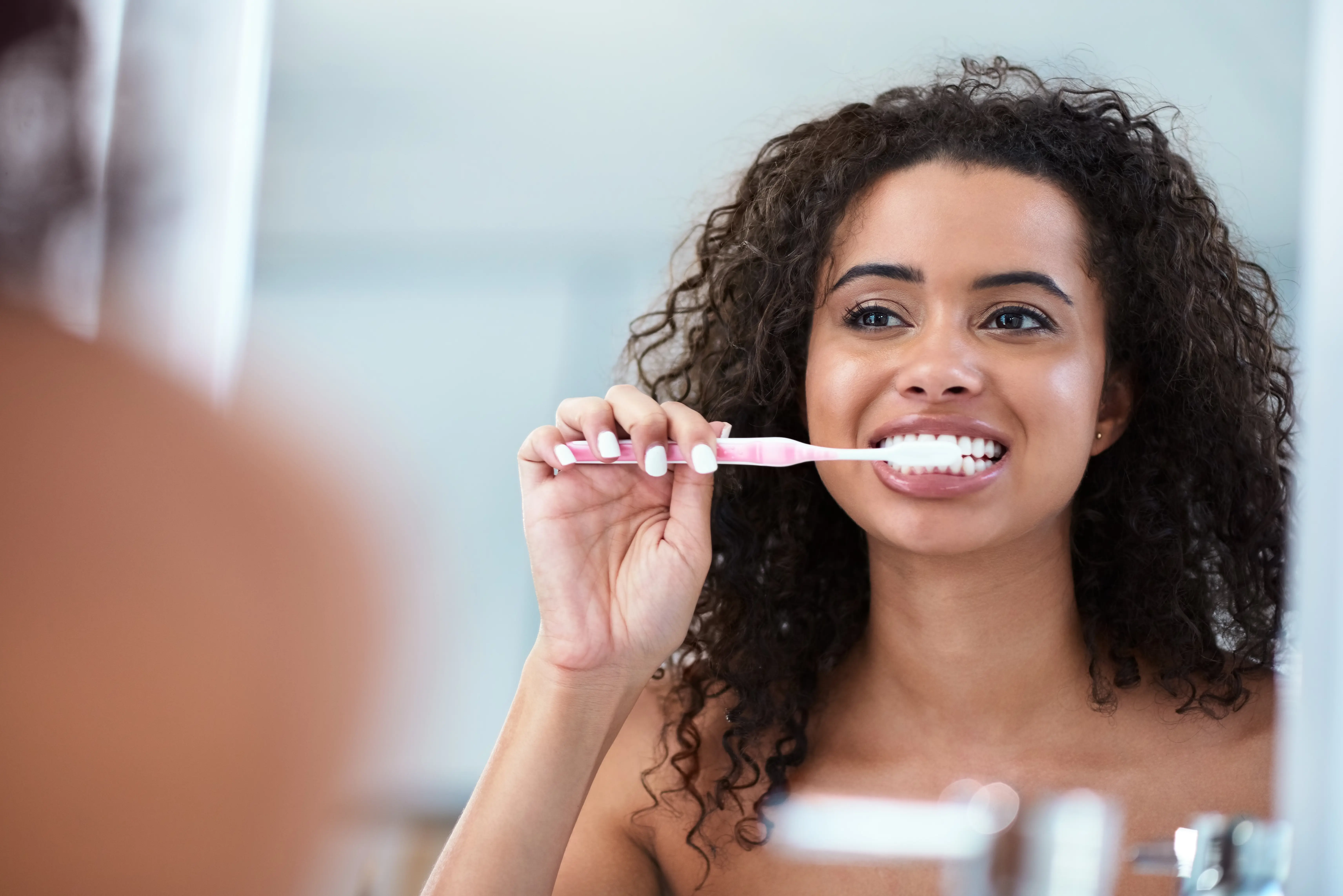 How to brush with a manual toothbrush